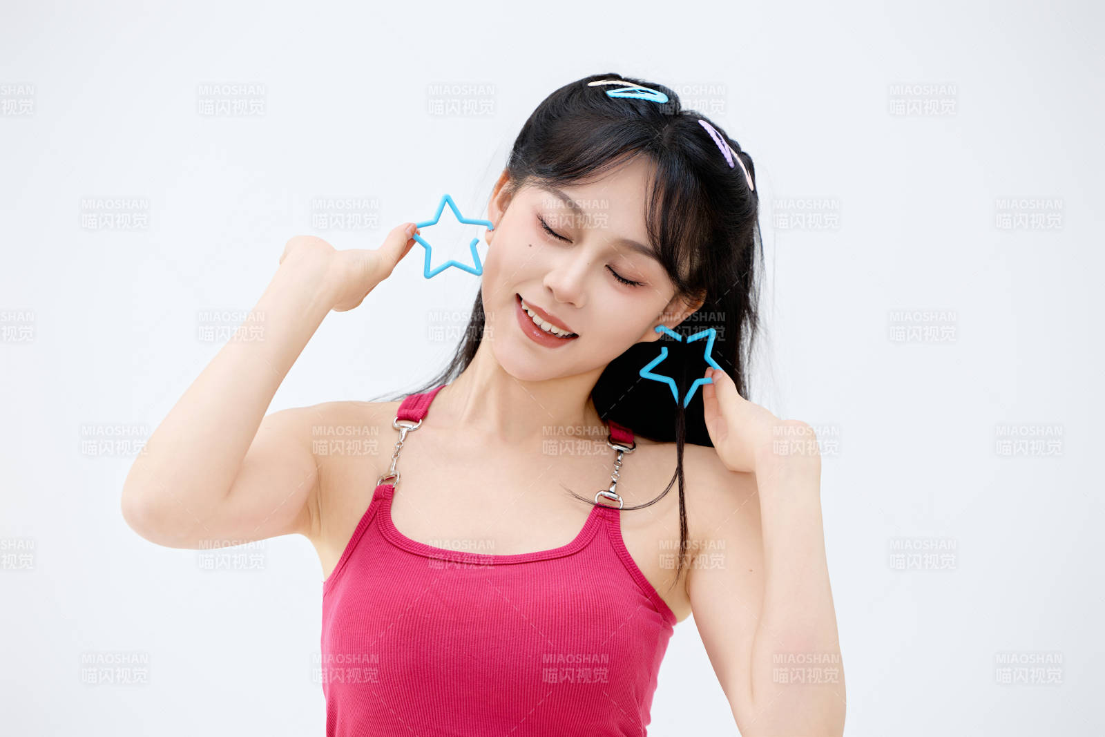 影棚拍摄穿着青春靓丽的亚洲年轻女性形象图片