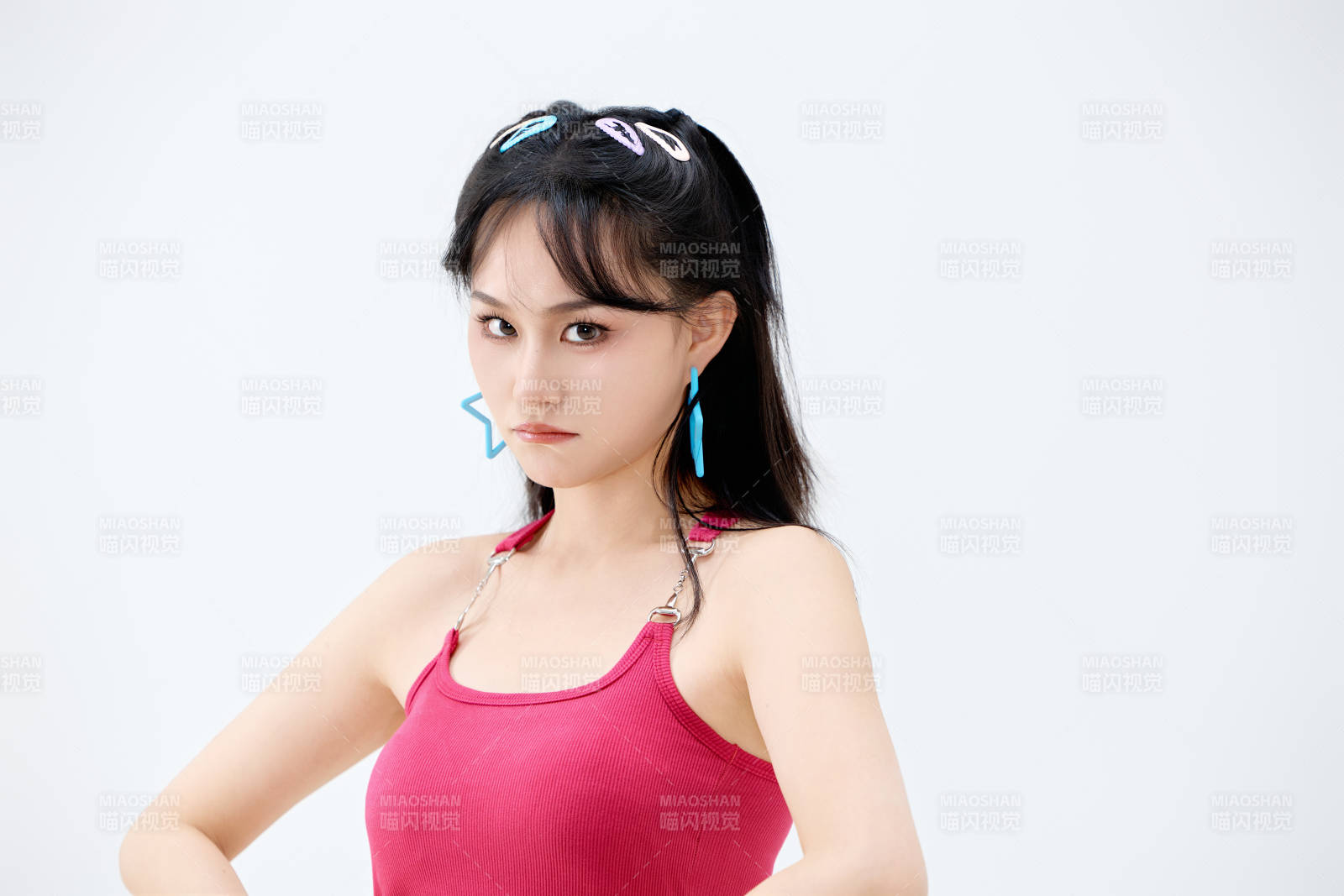 影棚拍摄穿着青春靓丽的亚洲年轻女性形象图片