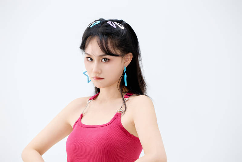 影棚拍摄穿着青春靓丽的亚洲年轻女性形象图片