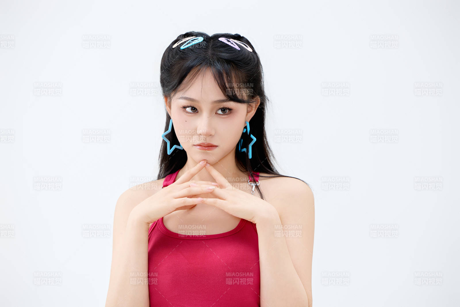 影棚拍摄穿着青春靓丽的亚洲年轻女性形象图片