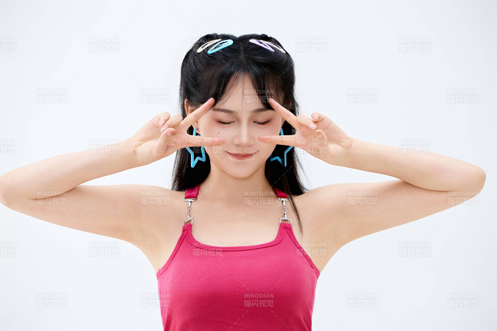 影棚拍摄穿着青春靓丽的亚洲年轻女性形象图片