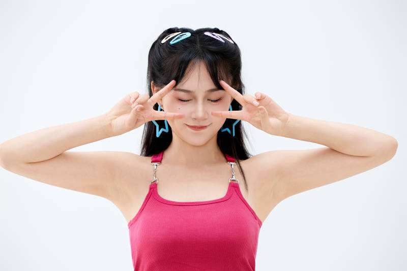 影棚拍摄穿着青春靓丽的亚洲年轻女性形象图片