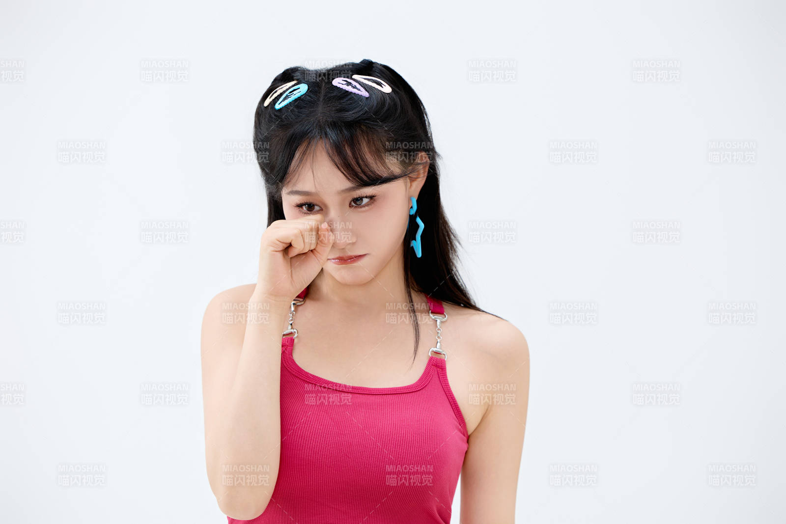 影棚拍摄穿着青春靓丽的亚洲年轻女性形象图片