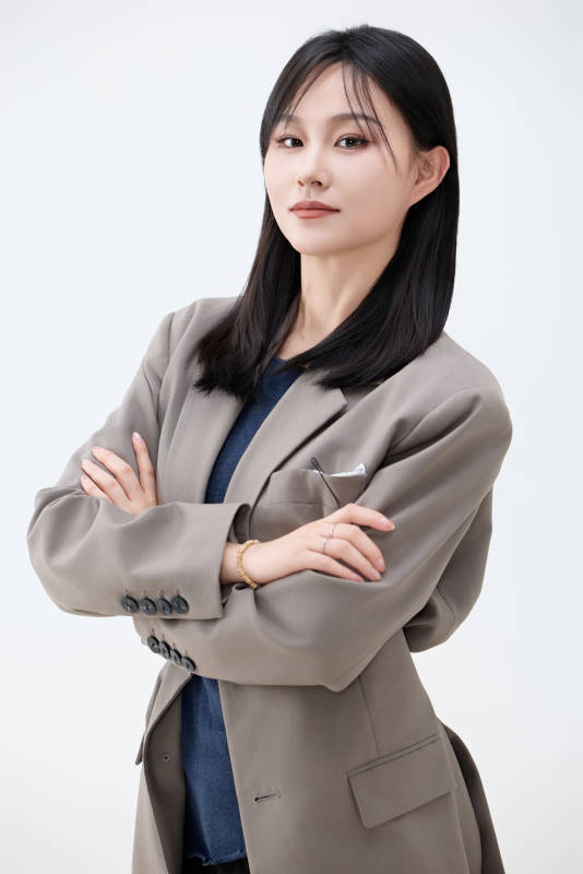 白色背景下穿着西装的职业女性形象图片