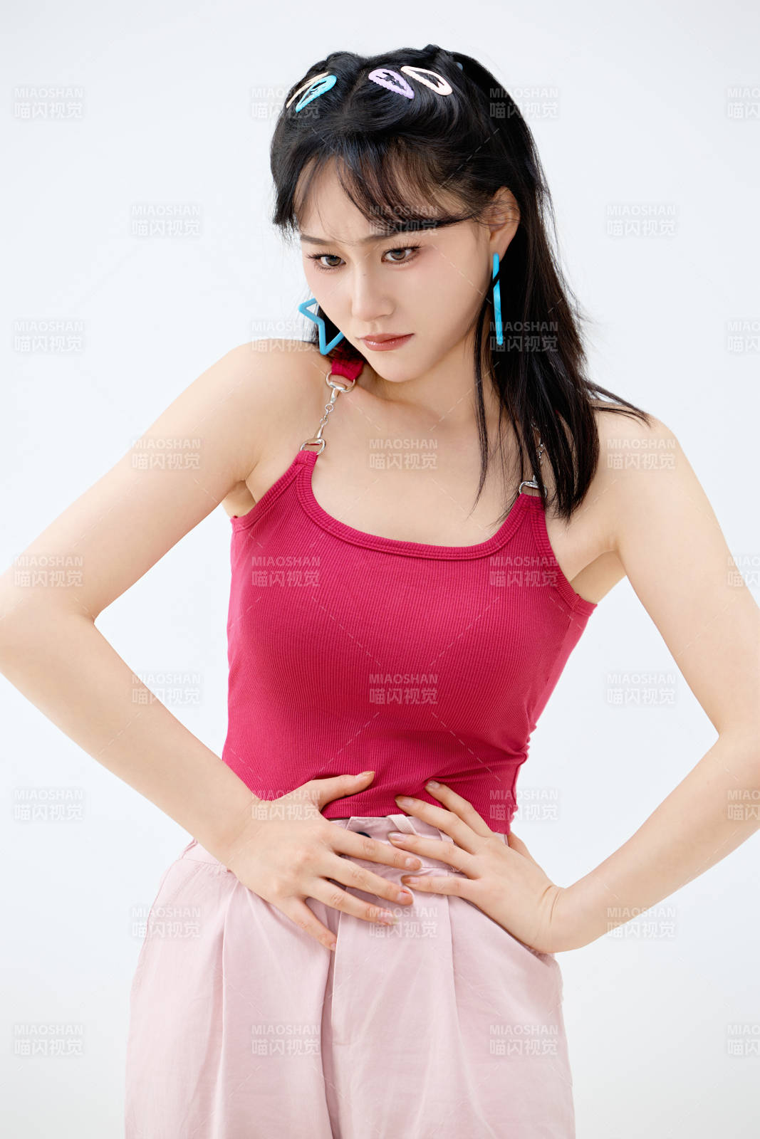 影棚拍摄穿着青春靓丽的亚洲年轻女性形象图片