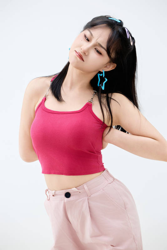 影棚拍摄穿着青春靓丽的亚洲年轻女性形象图片