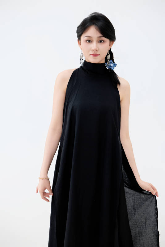 影棚拍摄穿着黑色连体裙的夏日出行美女图片