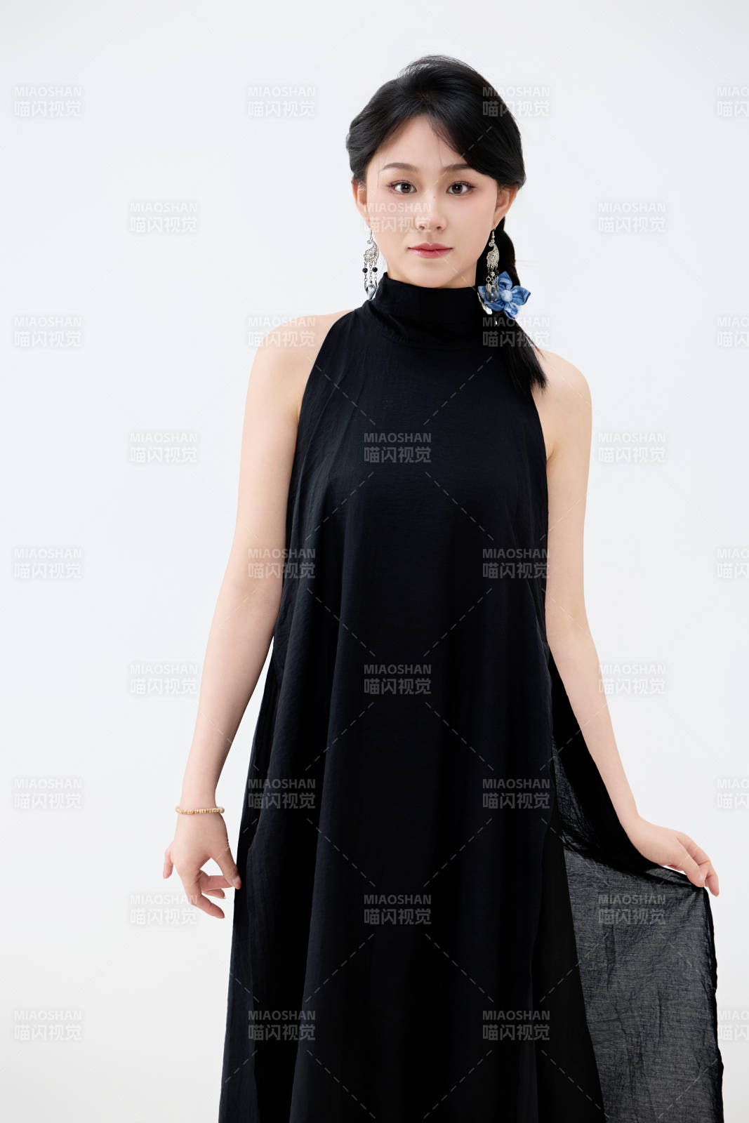 影棚拍摄穿着黑色连体裙的夏日出行美女图片