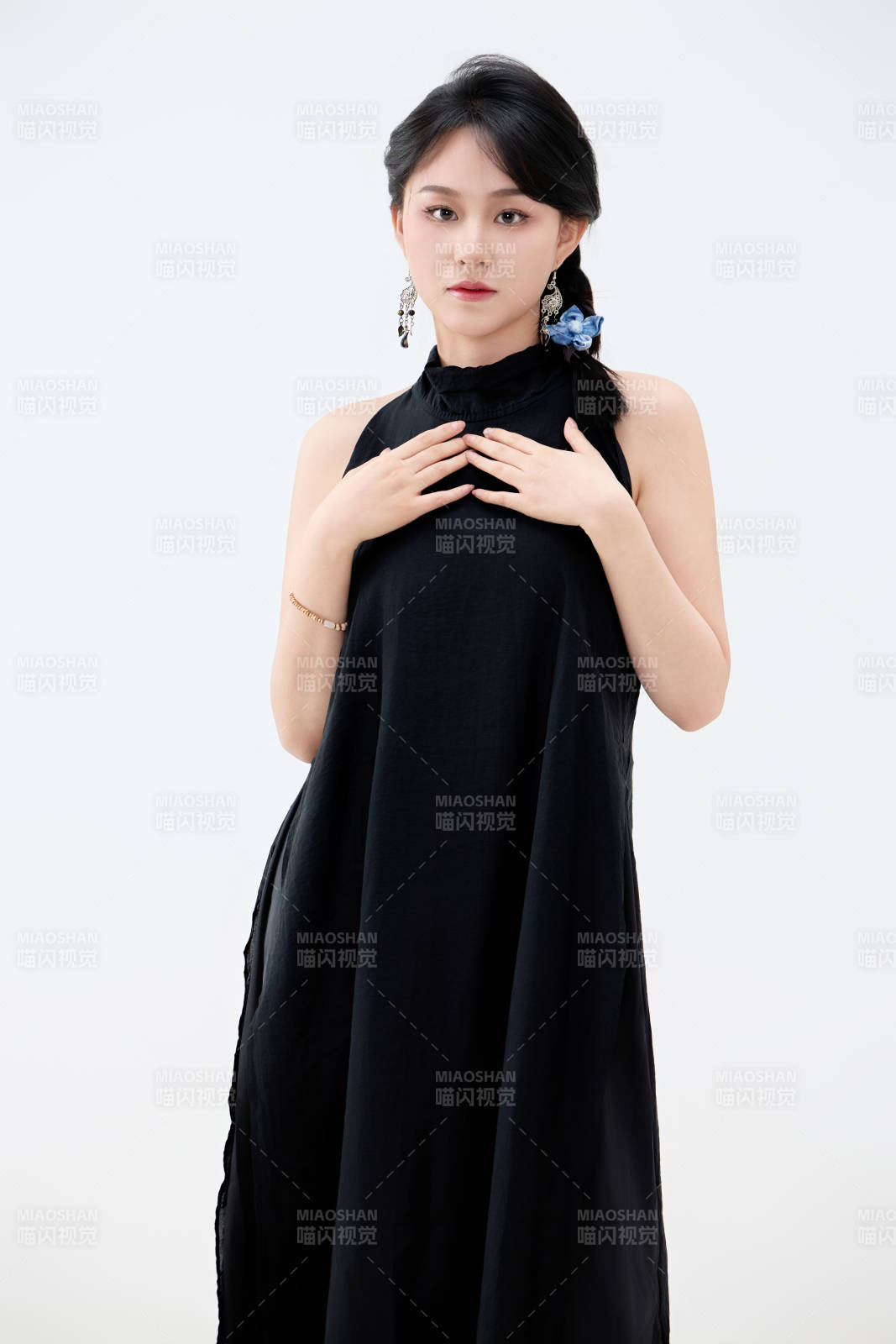 影棚拍摄穿着黑色连体裙的夏日出行美女图片