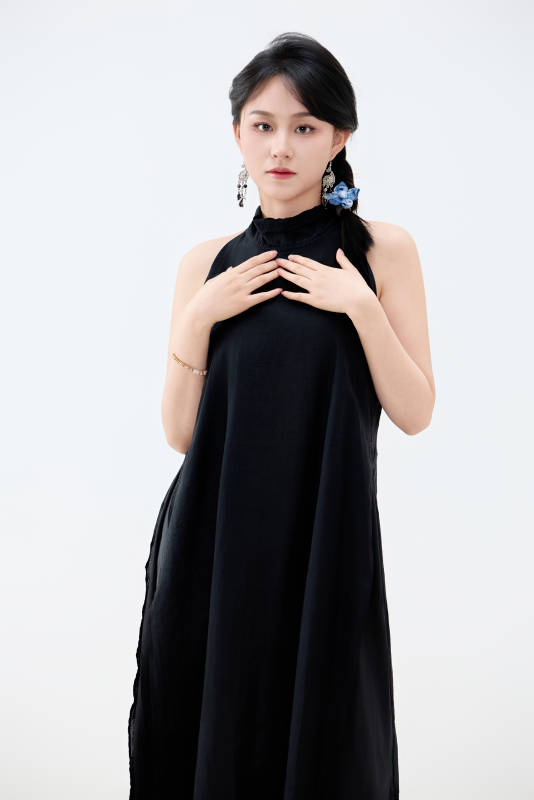 影棚拍摄穿着黑色连体裙的夏日出行美女图片