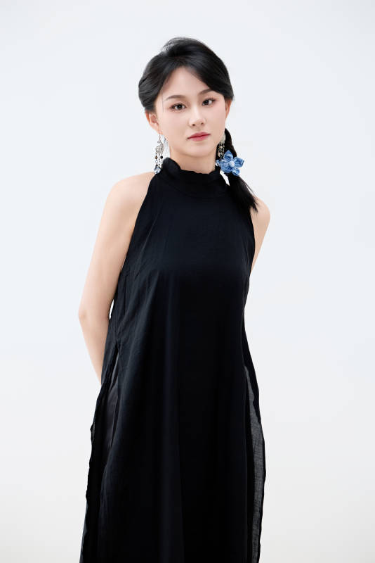 影棚拍摄穿着黑色连体裙的夏日出行美女图片