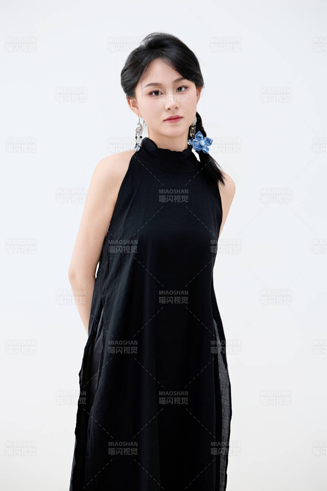 影棚拍摄穿着黑色连体裙的夏日出行美女图片