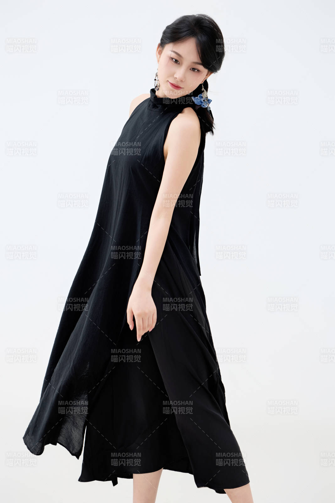 影棚拍摄穿着黑色连体裙的夏日出行美女图片