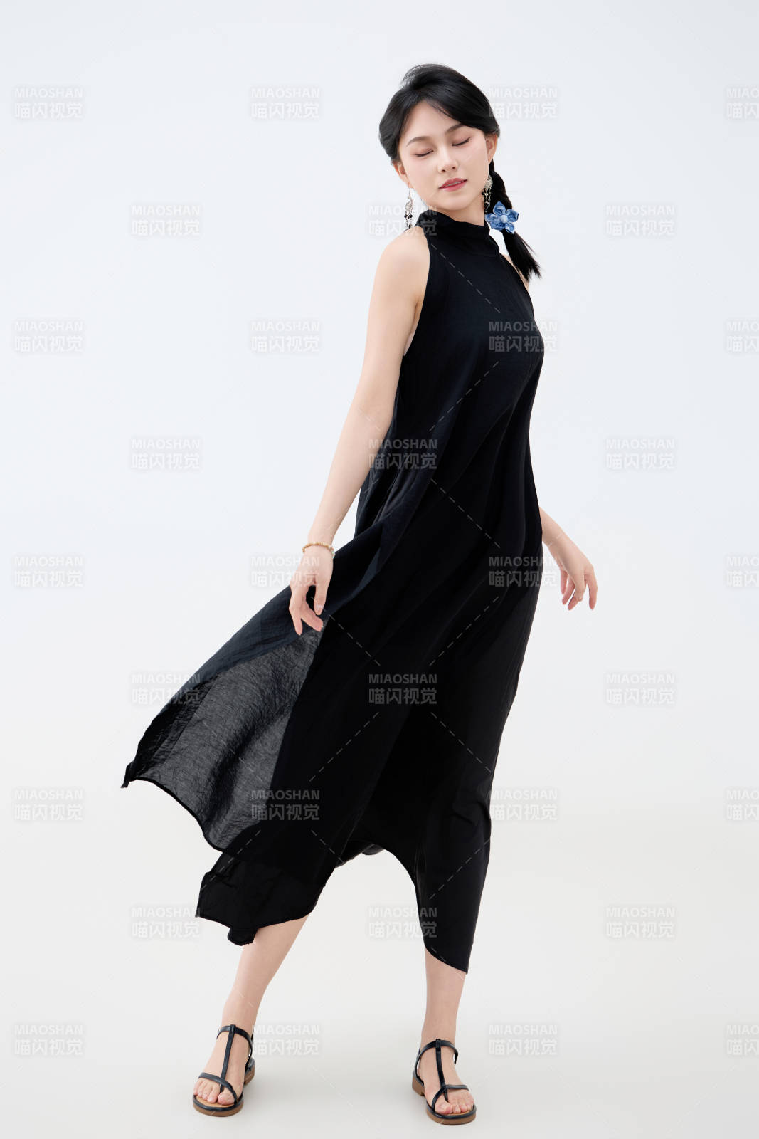 影棚拍摄穿着黑色连体裙的夏日出行美女图片