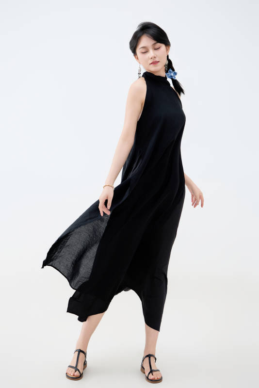 影棚拍摄穿着黑色连体裙的夏日出行美女图片