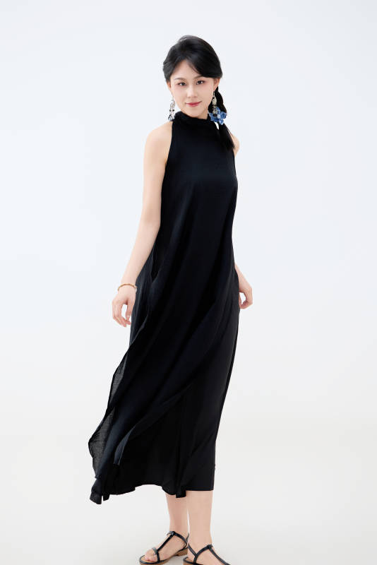 影棚拍摄穿着黑色连体裙的夏日出行美女图片