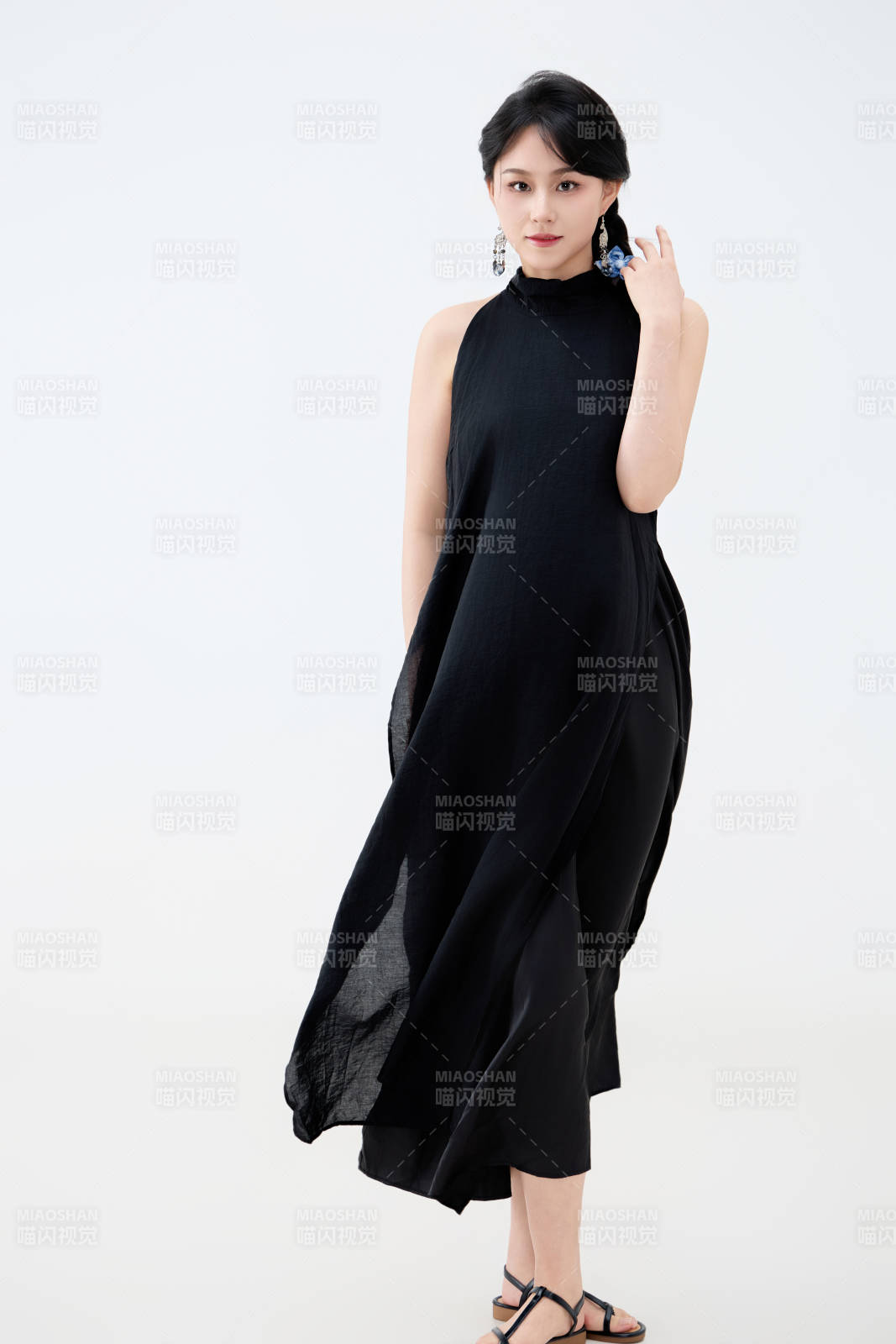 影棚拍摄穿着黑色连体裙的夏日出行美女图片