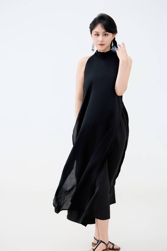 影棚拍摄穿着黑色连体裙的夏日出行美女图片