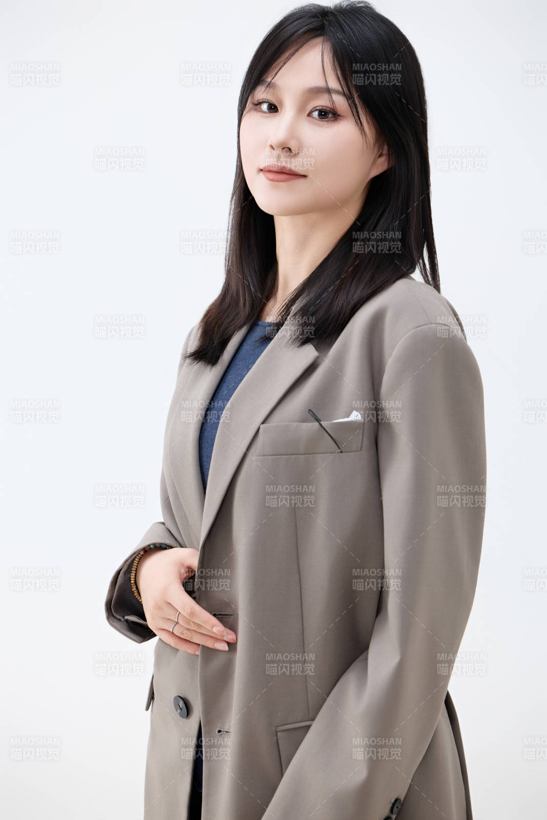 白色背景下穿着西装的职业女性形象图片