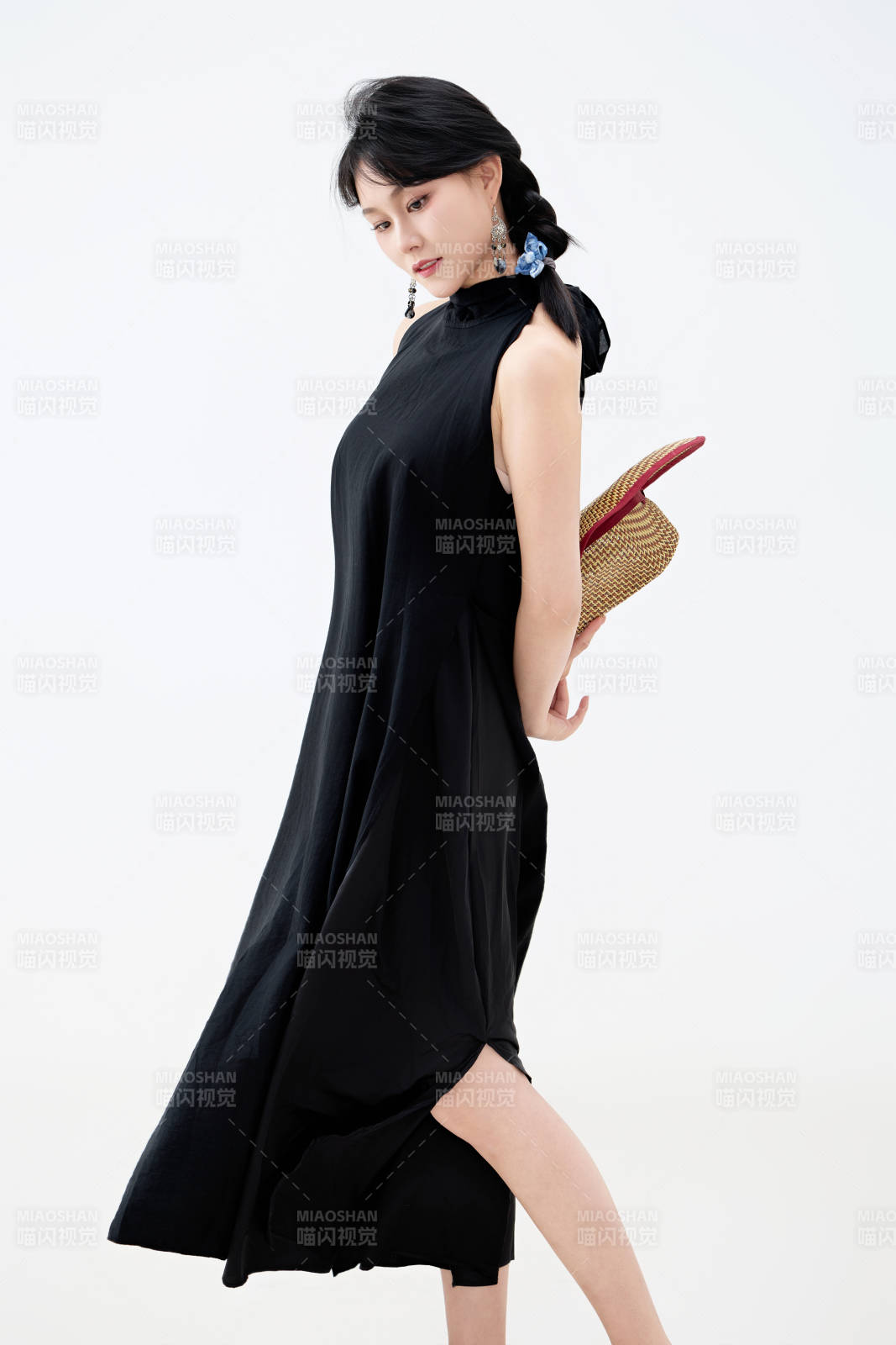 影棚拍摄穿着黑色连体裙的夏日出行美女图片