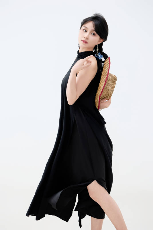 影棚拍摄穿着黑色连体裙的夏日出行美女图片