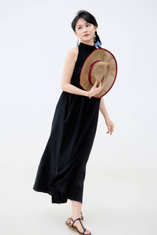 影棚拍摄穿着黑色连体裙的夏日出行美女图片