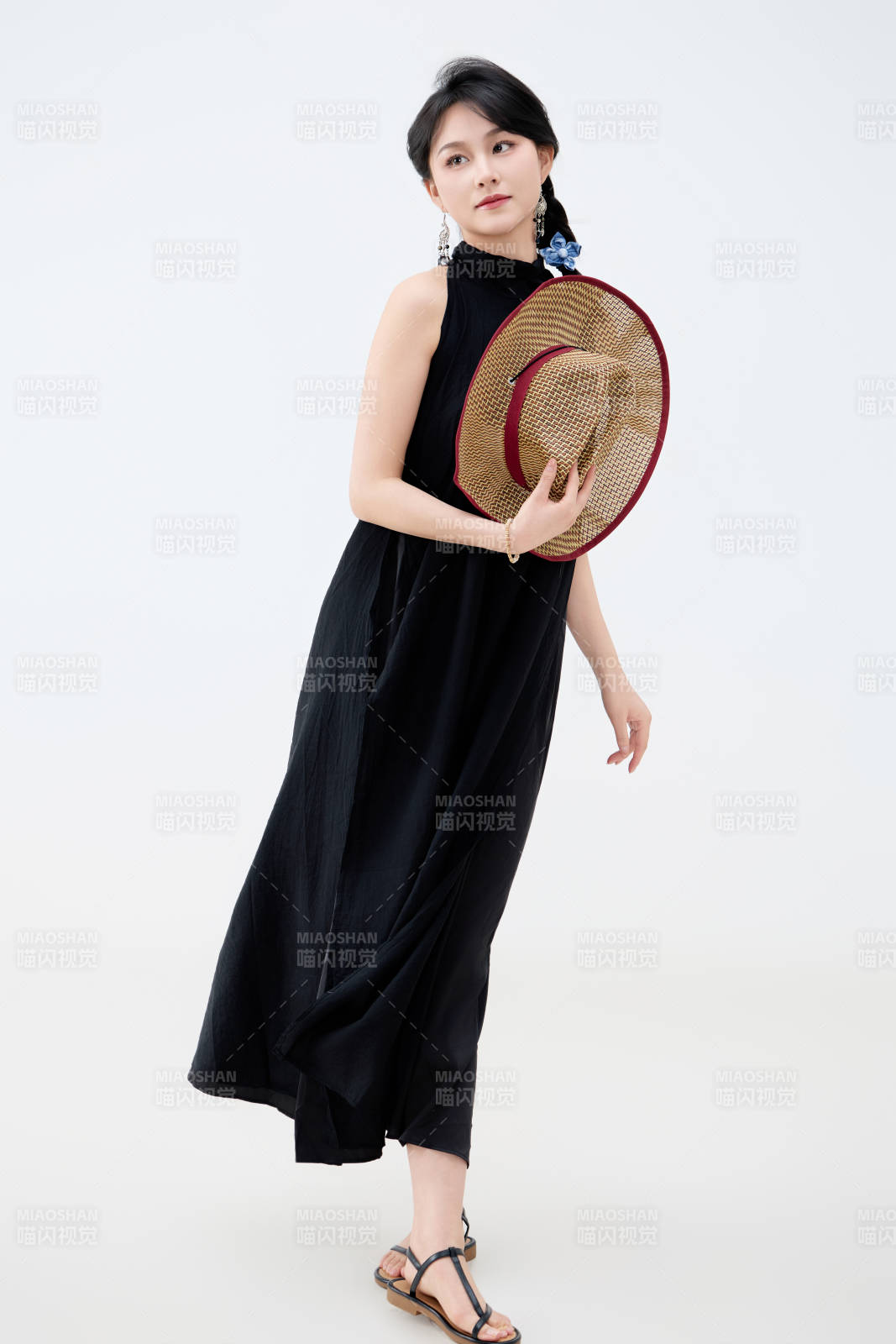 影棚拍摄穿着黑色连体裙的夏日出行美女图片