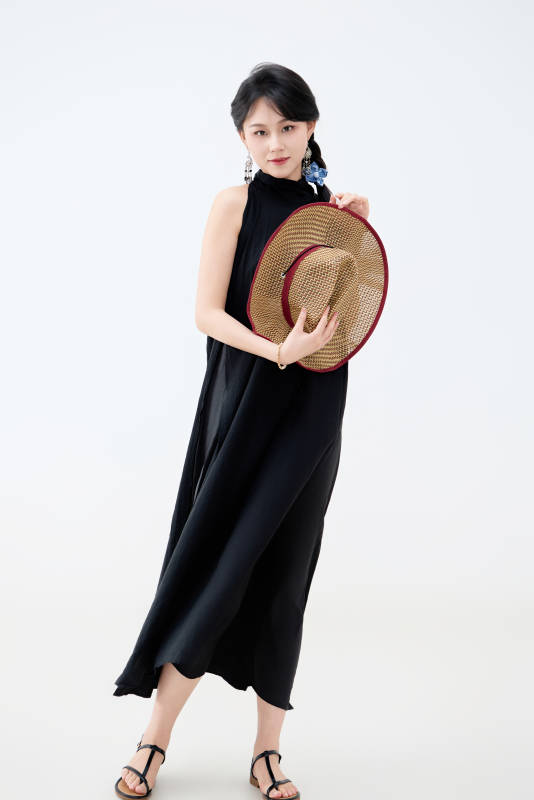 影棚拍摄穿着黑色连体裙的夏日出行美女图片