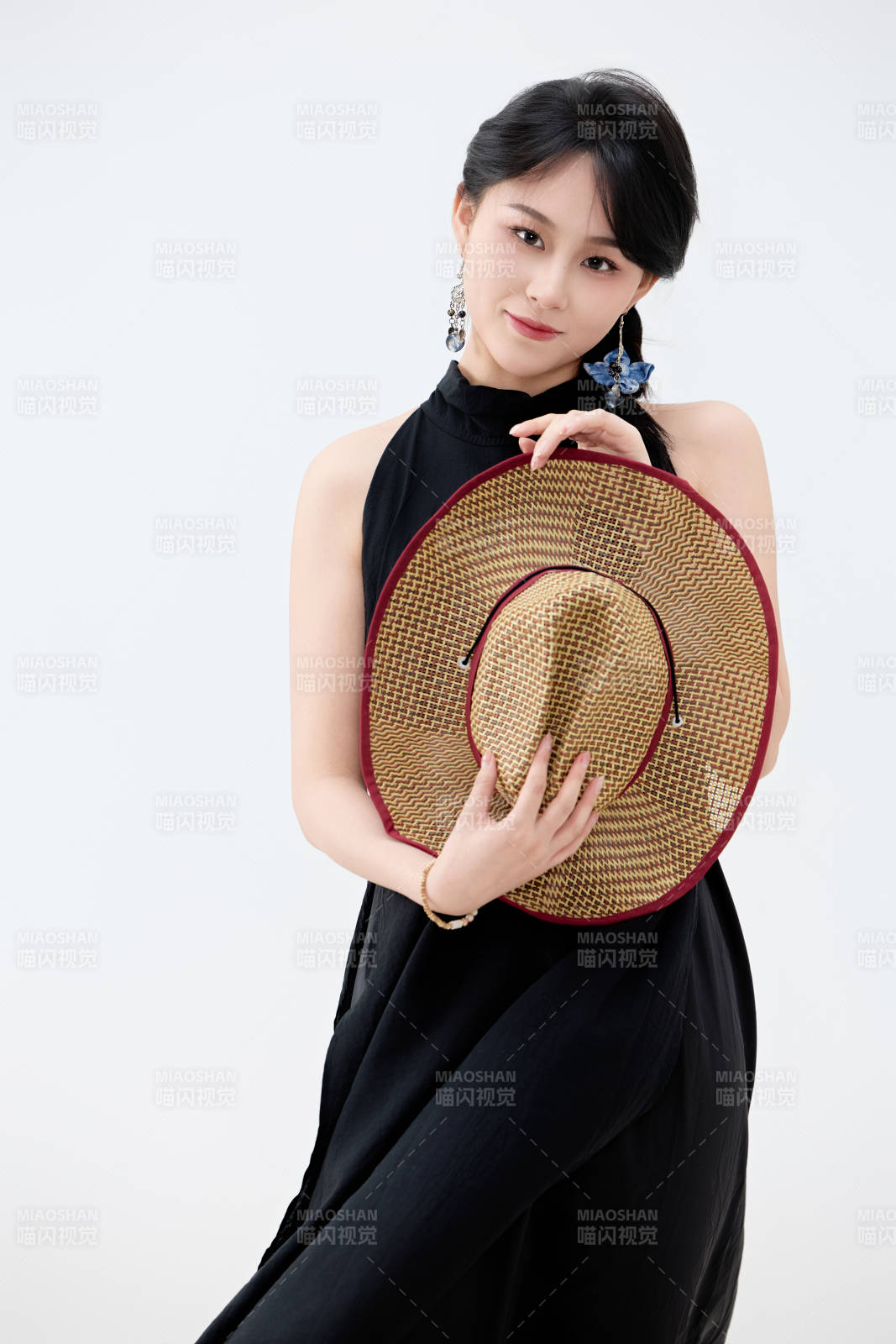 影棚拍摄穿着黑色连体裙的夏日出行美女图片