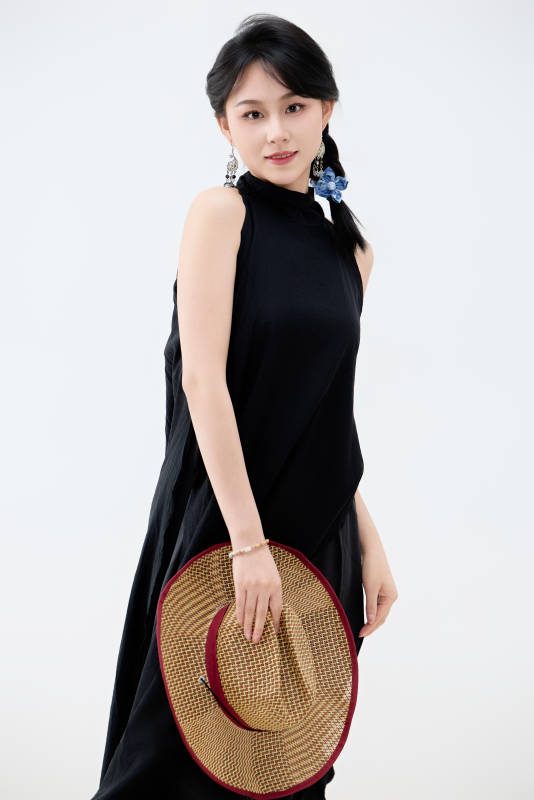 影棚拍摄穿着黑色连体裙的夏日出行美女图片