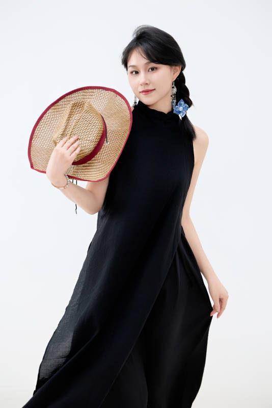 影棚拍摄穿着黑色连体裙的夏日出行美女图片