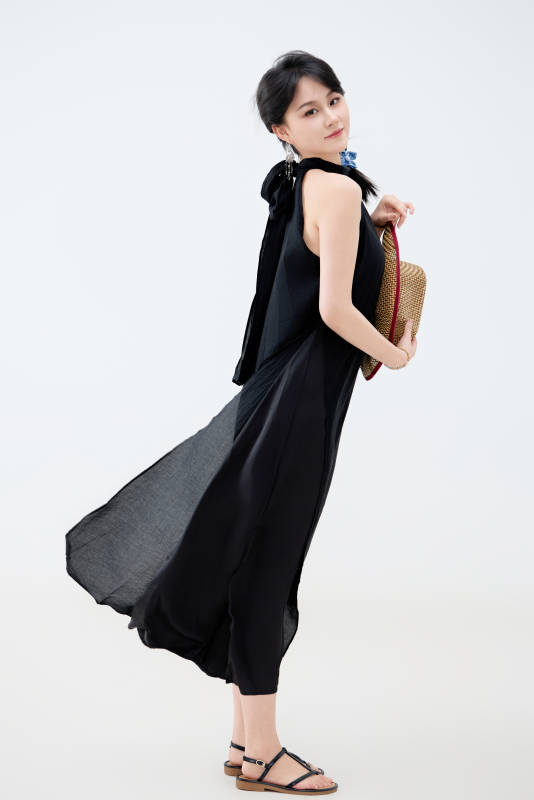 影棚拍摄穿着黑色连体裙的夏日出行美女图片