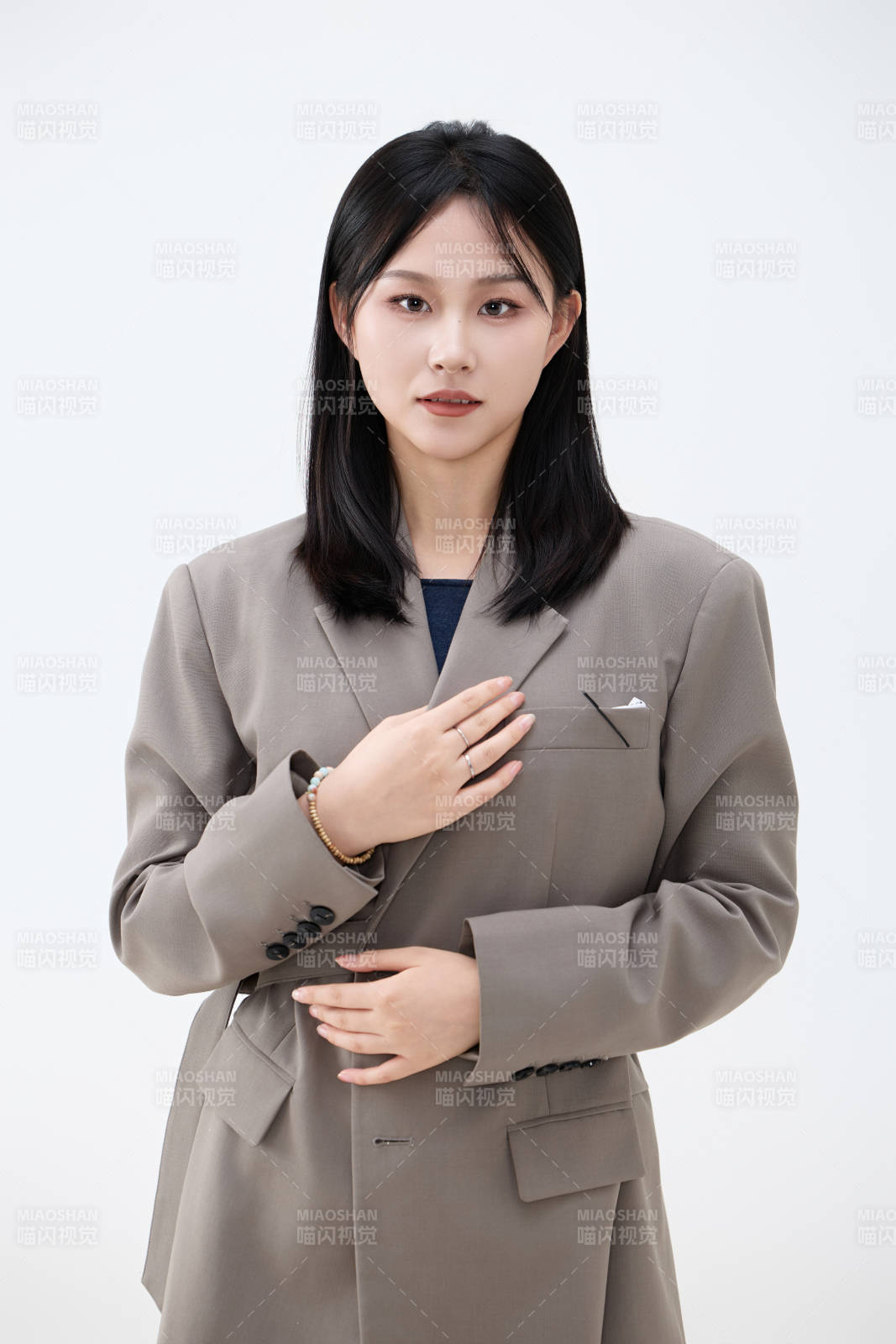 白色背景下穿着西装的职业女性形象图片