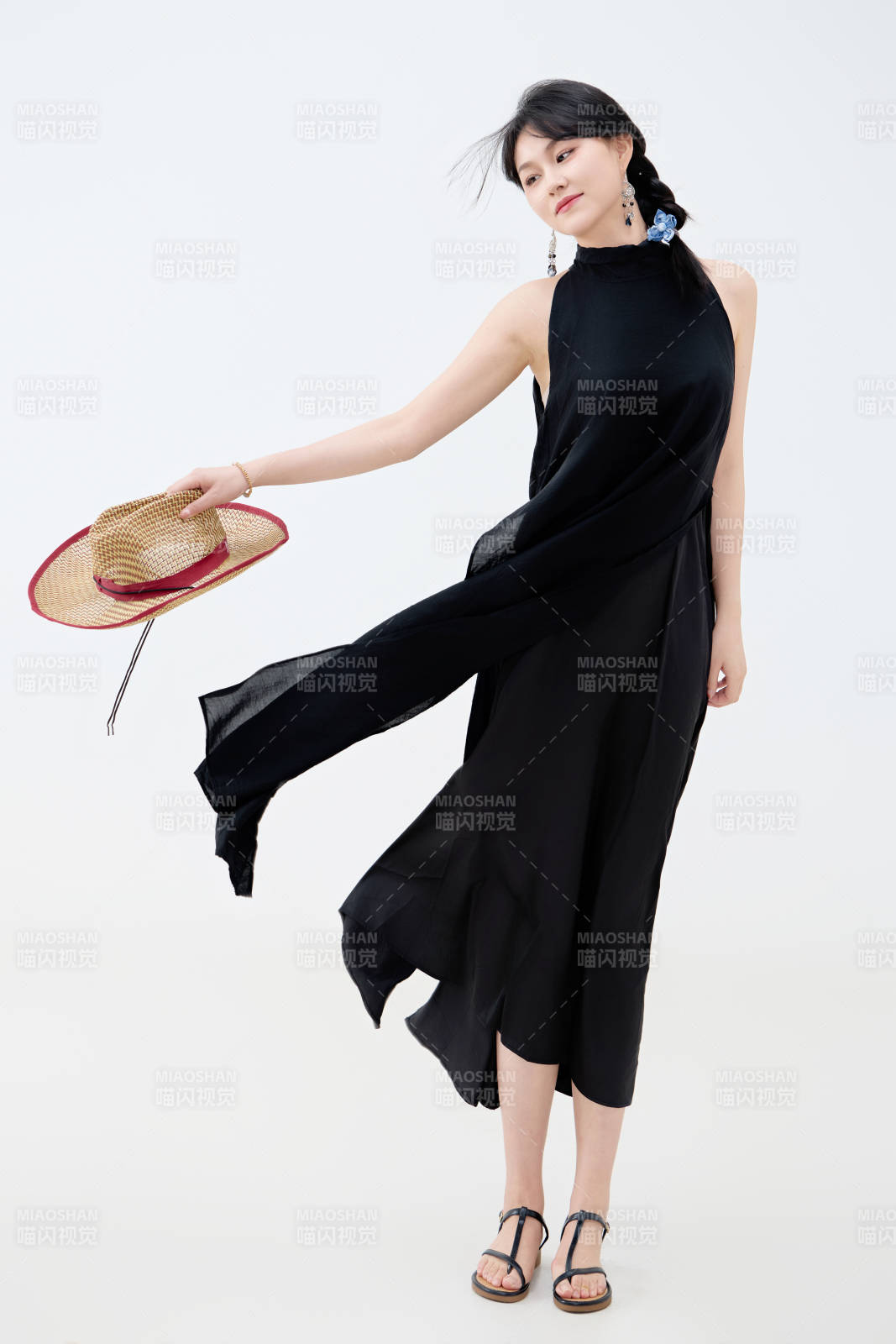 影棚拍摄穿着黑色连体裙的夏日出行美女图片