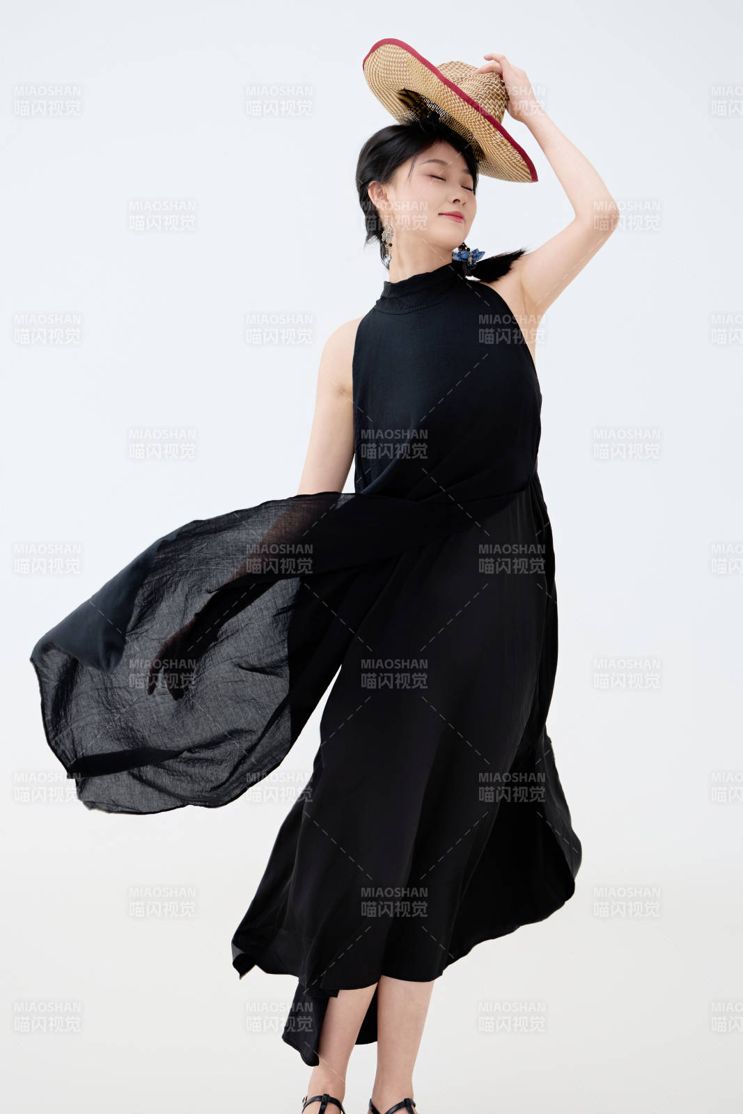 影棚拍摄穿着黑色连体裙的夏日出行美女图片