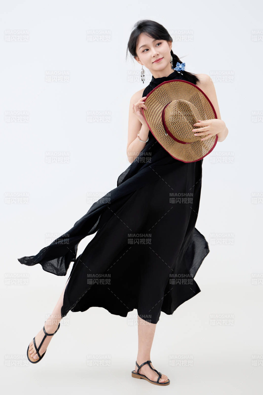 影棚拍摄穿着黑色连体裙的夏日出行美女图片