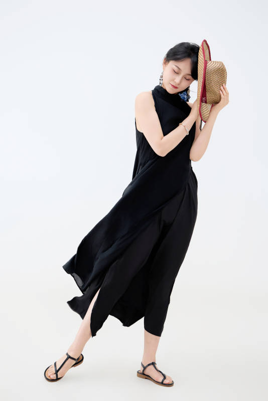 影棚拍摄穿着黑色连体裙的夏日出行美女图片