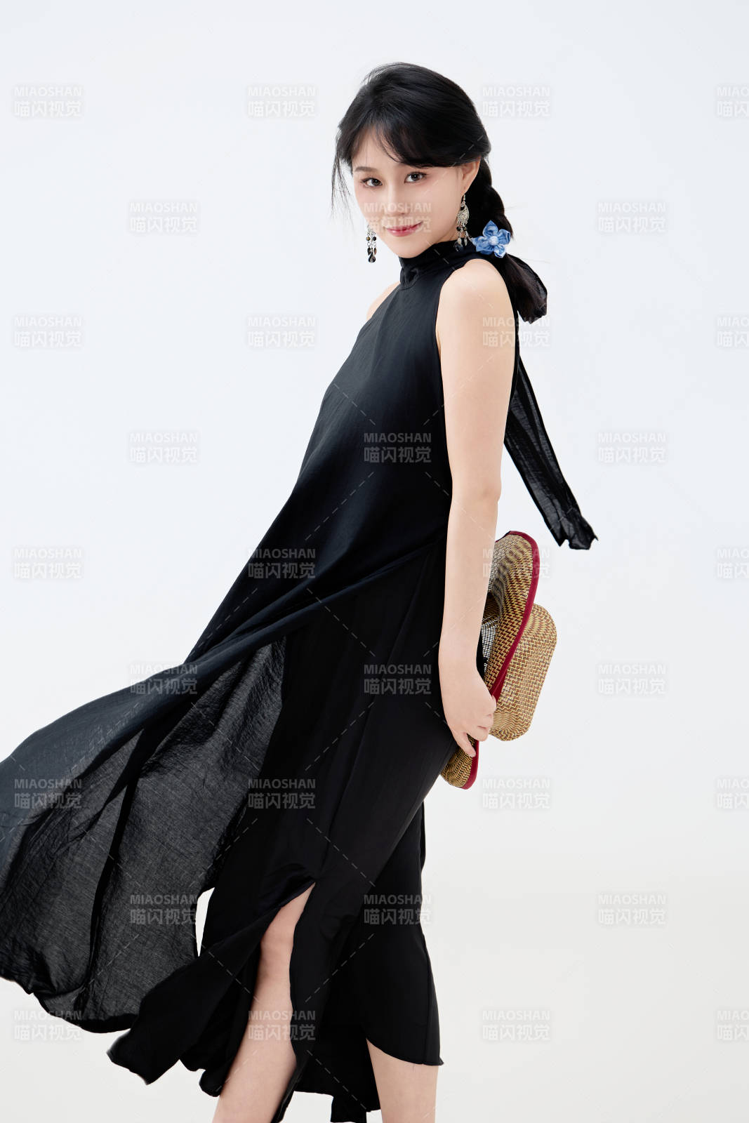 影棚拍摄穿着黑色连体裙的夏日出行美女图片