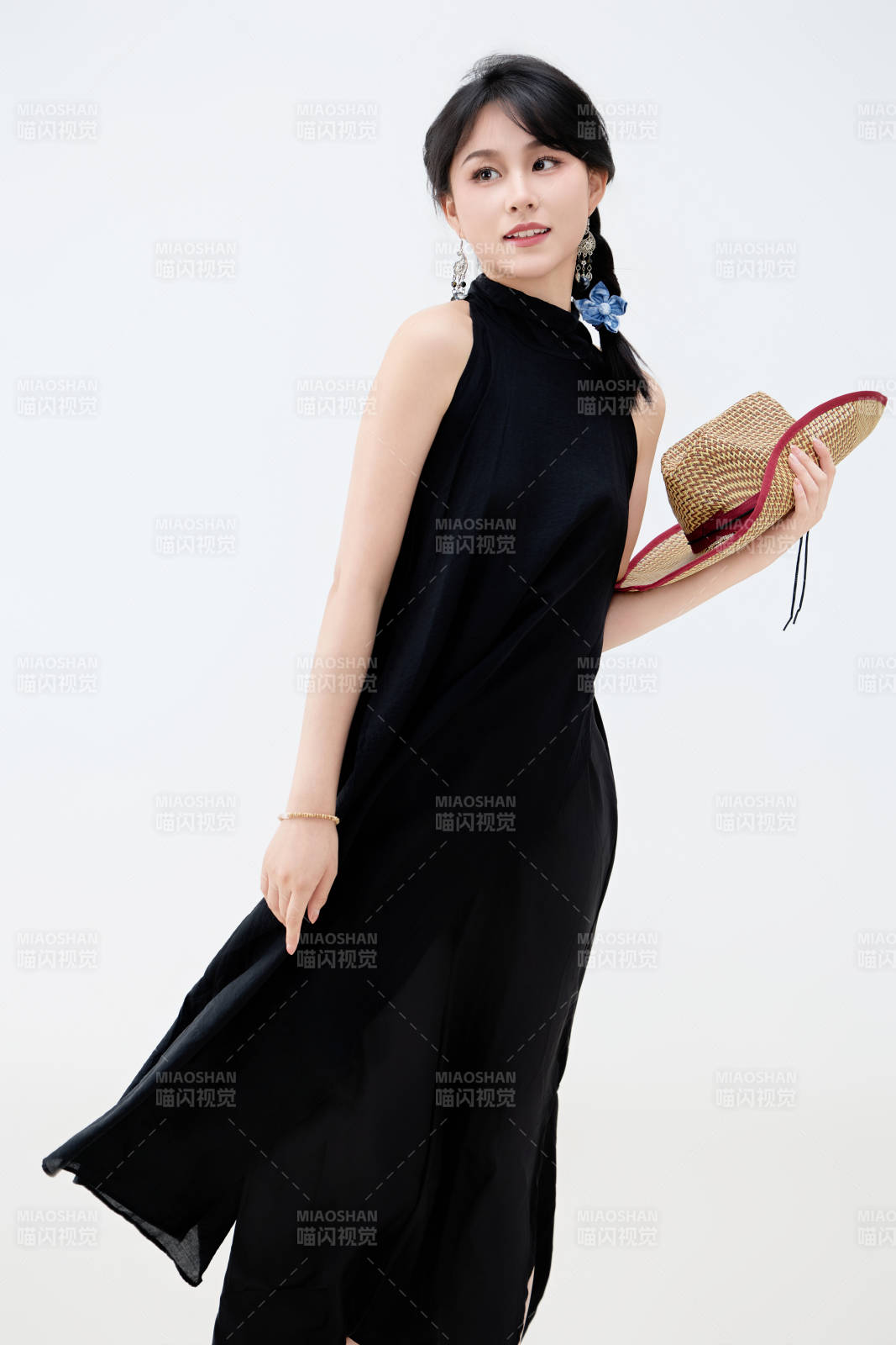 影棚拍摄穿着黑色连体裙的夏日出行美女图片