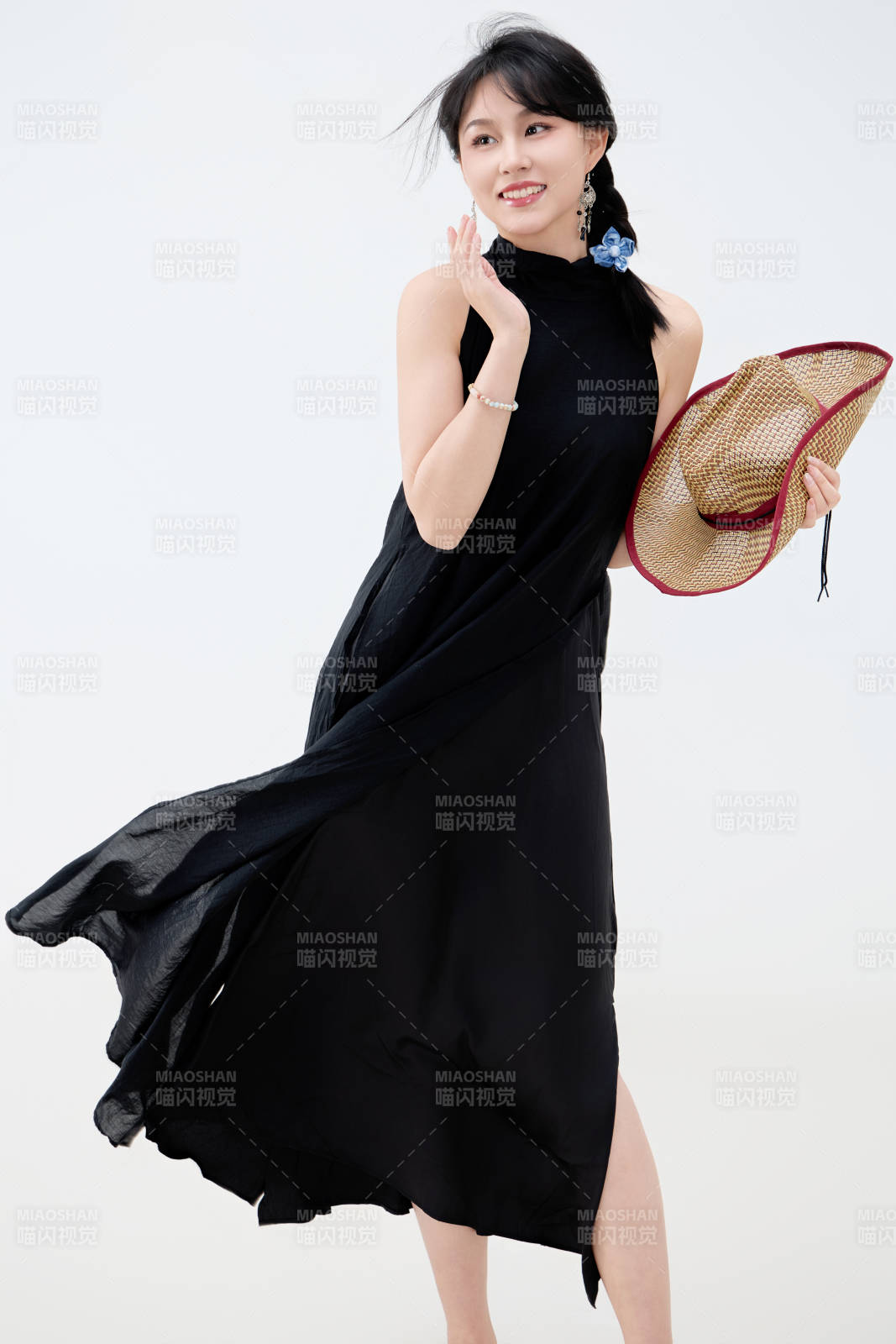 影棚拍摄穿着黑色连体裙的夏日出行美女图片