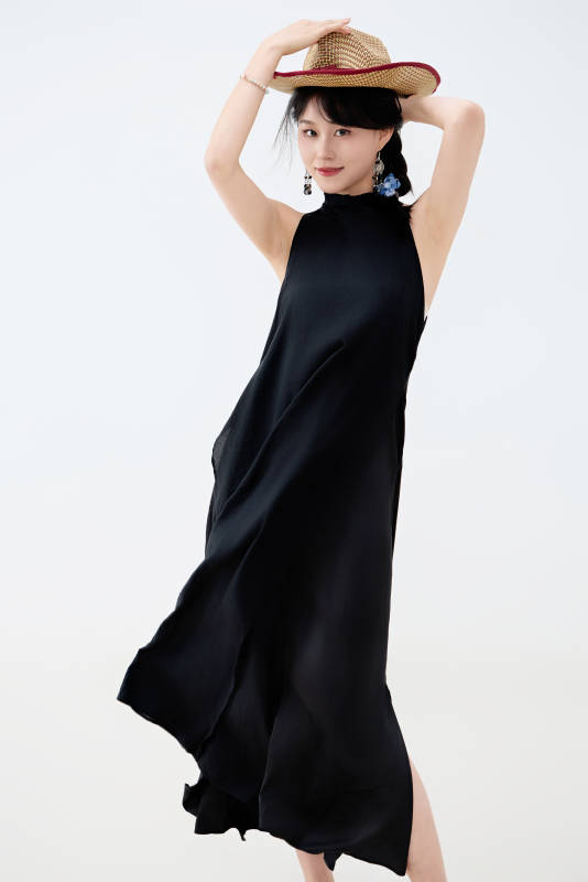 影棚拍摄穿着黑色连体裙的夏日出行美女图片