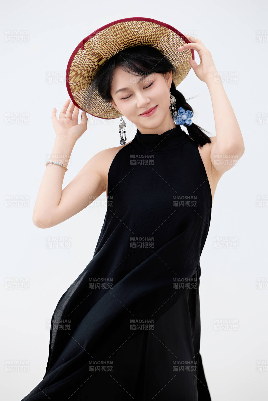 影棚拍摄穿着黑色连体裙的夏日出行美女图片