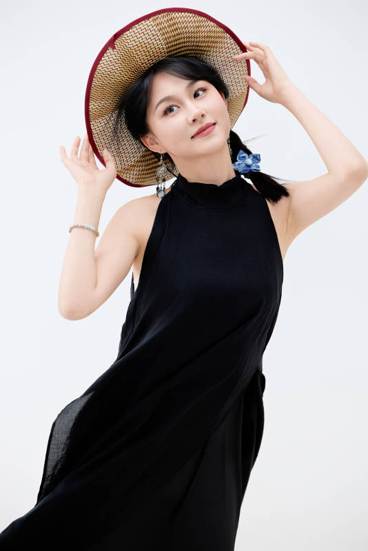 影棚拍摄穿着黑色连体裙的夏日出行美女图片