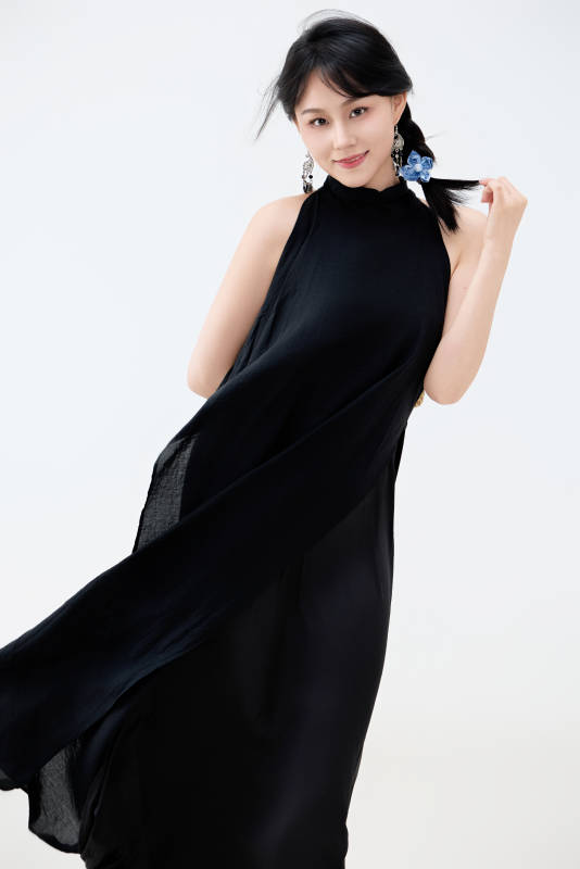 影棚拍摄穿着黑色连体裙的夏日出行美女图片