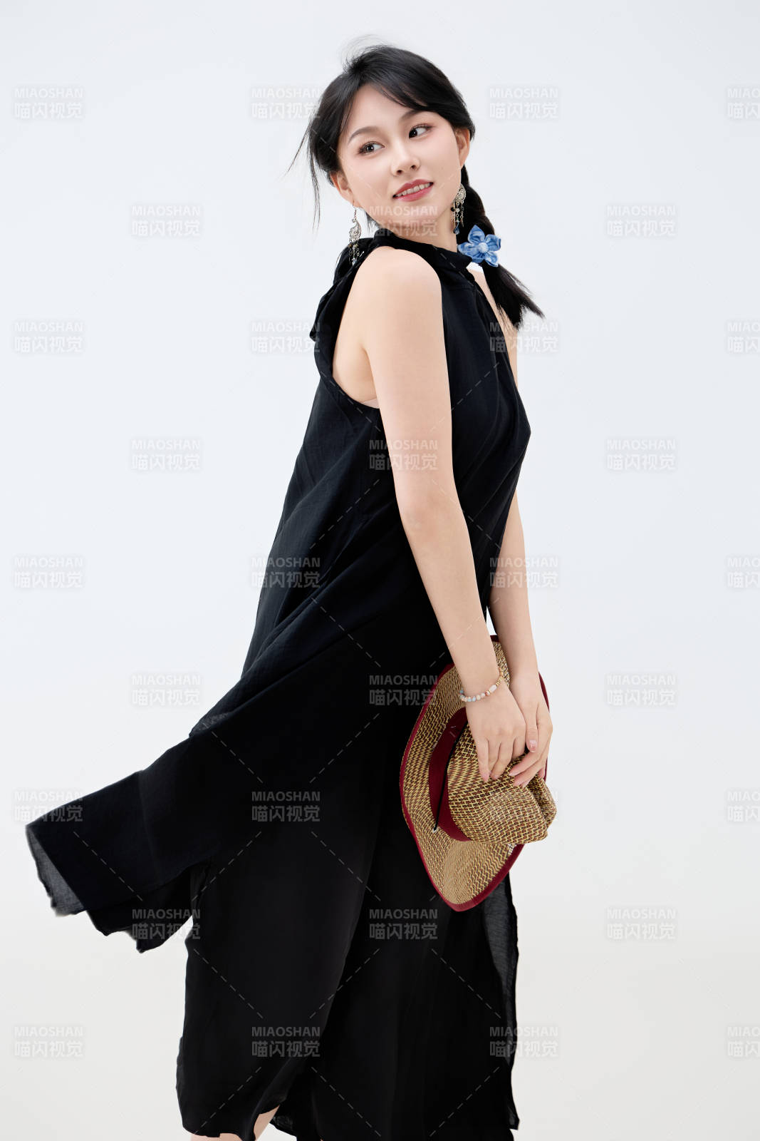 影棚拍摄穿着黑色连体裙的夏日出行美女图片