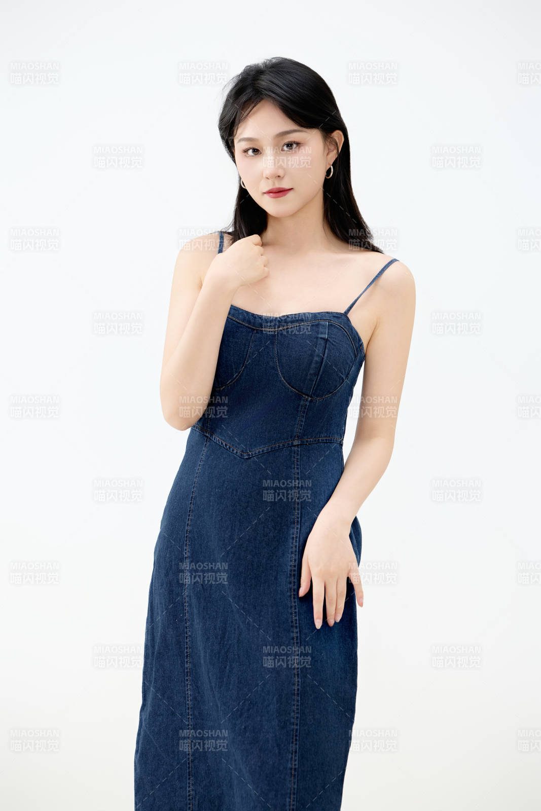 影棚拍摄穿着牛仔连体裙的夏日出行美女图片