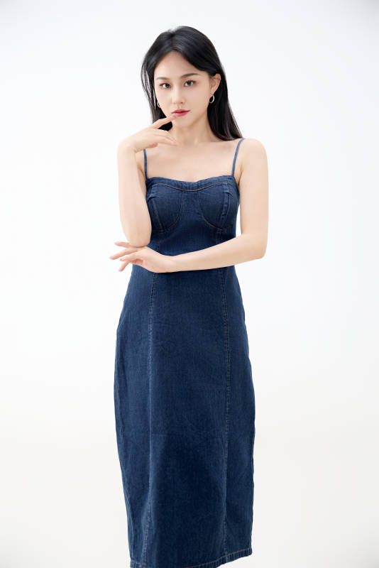 影棚拍摄穿着牛仔连体裙的夏日出行美女图片