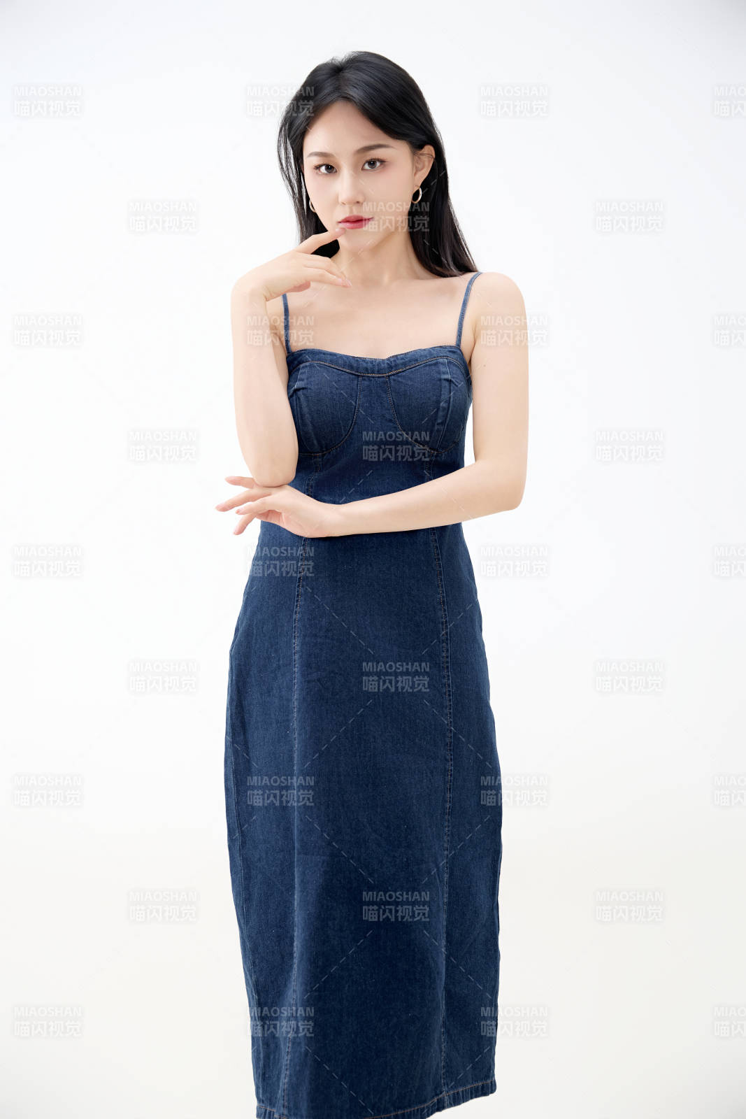 影棚拍摄穿着牛仔连体裙的夏日出行美女图片