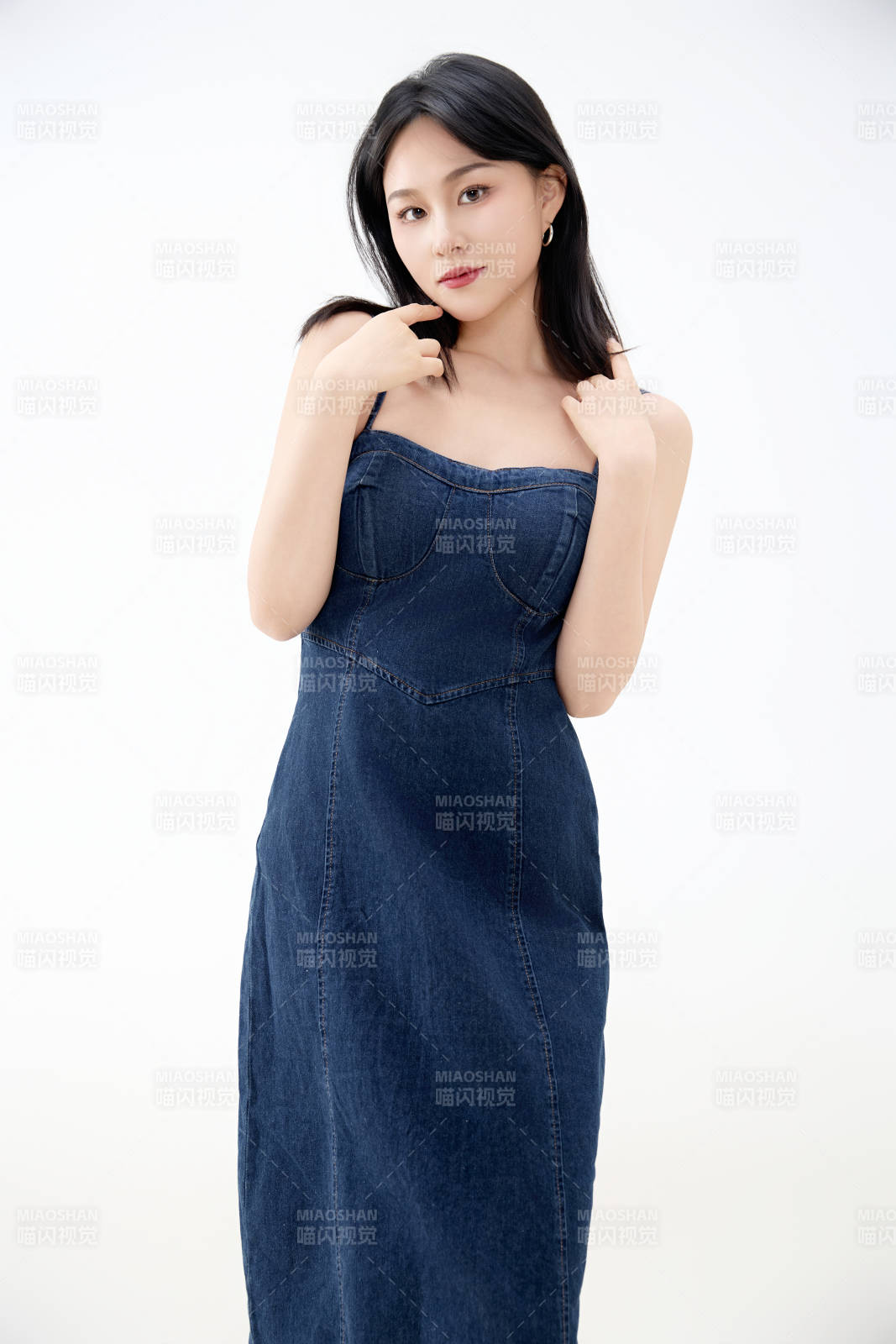 影棚拍摄穿着牛仔连体裙的夏日出行美女图片