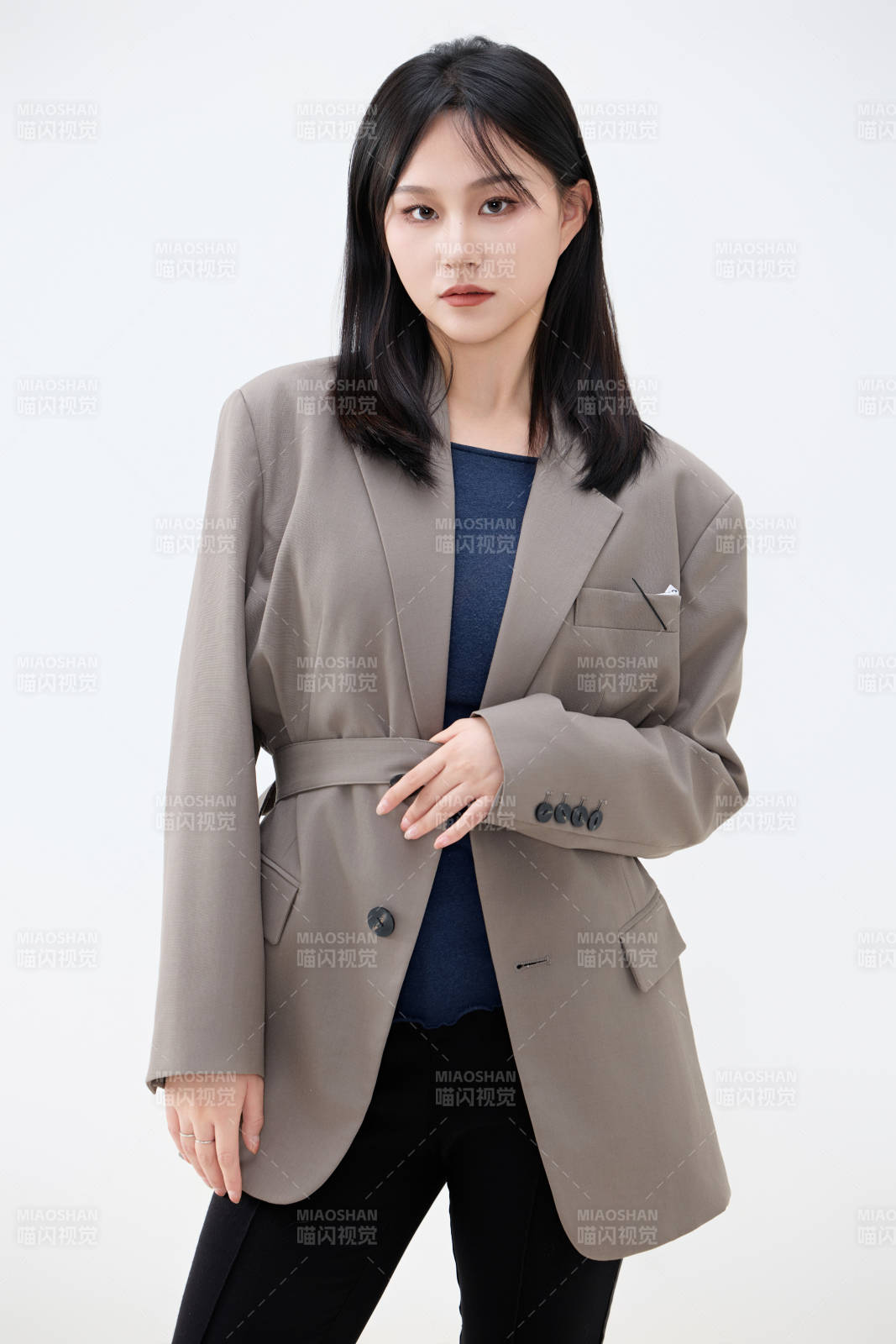 白色背景下穿着西装的职业女性形象图片